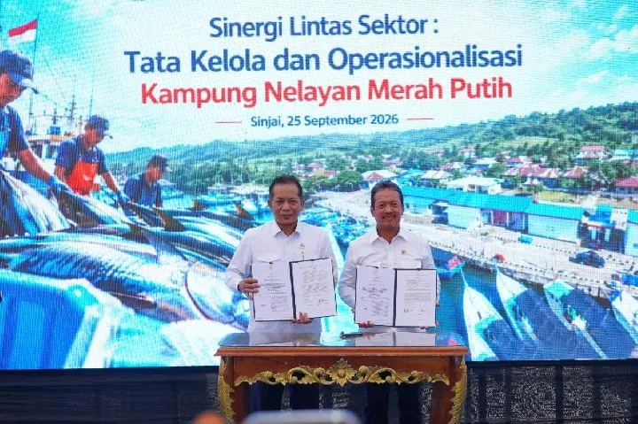 Menteri Kelautan dan Perikanan Sakti Wahyu Trenggono bersama Menteri Koperasi Ferry Juliantono